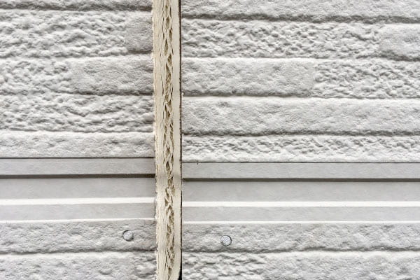 外壁塗装塗り替えサイン：シーリング材のひび割れ