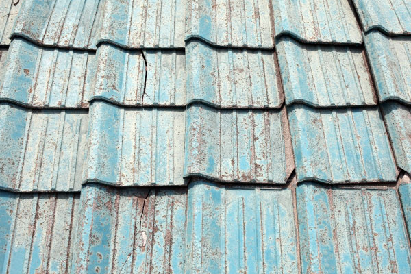 屋根塗装塗り替えサイン：ひび割れ